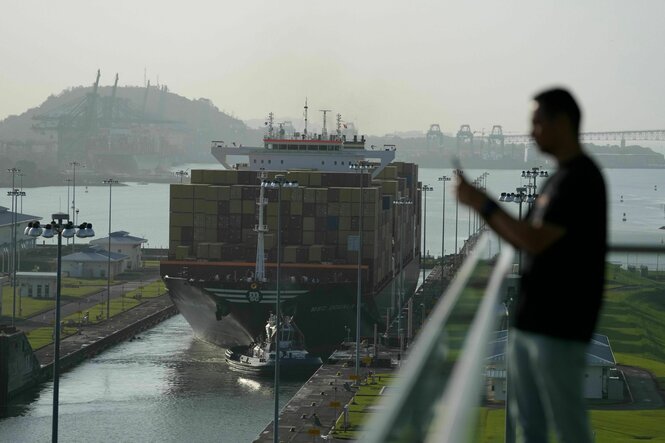 Frachtschiff im Panamakanal