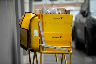 Gelber Briefträgerwagen der Deutschen Post