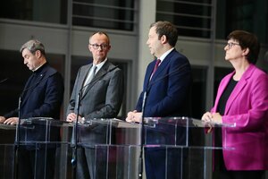 Die Sondierenden Markus Söder, Friedrich Merz, Lars Klingbeil und Saskia Esken stehen bei einer Pressekonferenz an durchsichtigen Redepulten