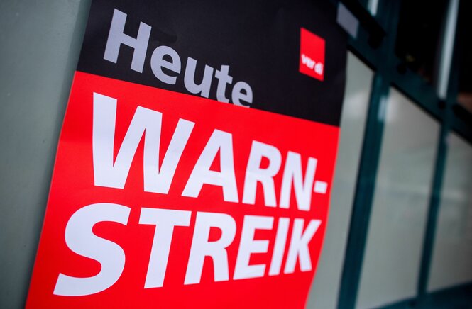 Ein Plakat der Gewerkschaft Verdi mit der Aufschrift „Heute Warnstreik“ hängt am Eingang zum Klinikum Oldenburg