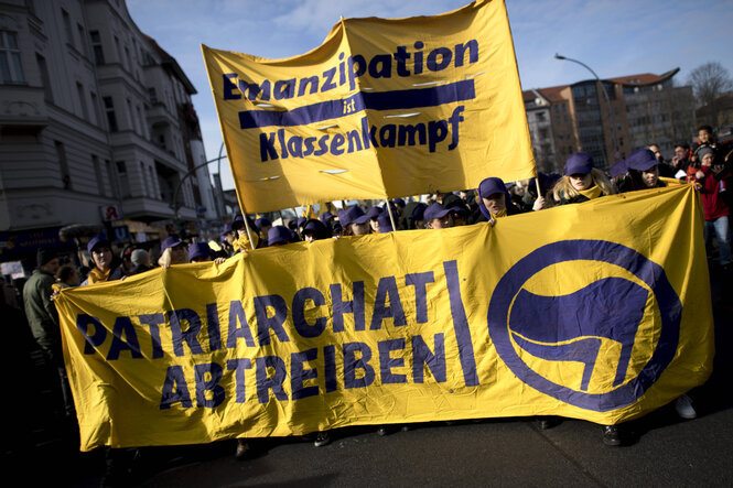 Demonstrant:innen mit Transparent "Patriachat Abtreiben" auf dem feministischen Kampftag am 8. März 2020 in Berlin.