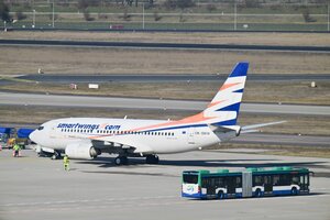 Ein Flugzeug, in dem Menschen aus Afghanistan sitzen, die eine Aufnahmezusage haben, steht am Flughafen Berlin Brandenburg.