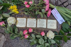 Stolpersteine und Blumen