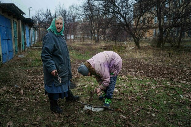 Zwei ukrainische Frauen sammeln Holz zum Heizen