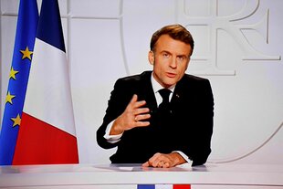 Macron im Fernsehbildschirm mit europäischer und französischer Flagge