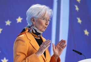 Christine Lagarde vor einer EU-Flagge