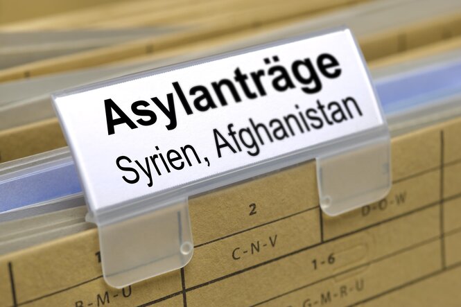 Aktenordner mit dem Reiter "Asylanträge Syrien, Afghanistan"