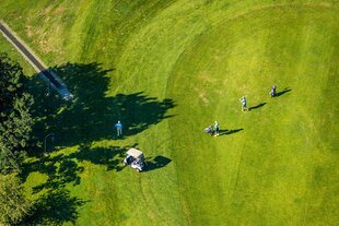 Grüner Rasen mit Golfspielern aus der Luft