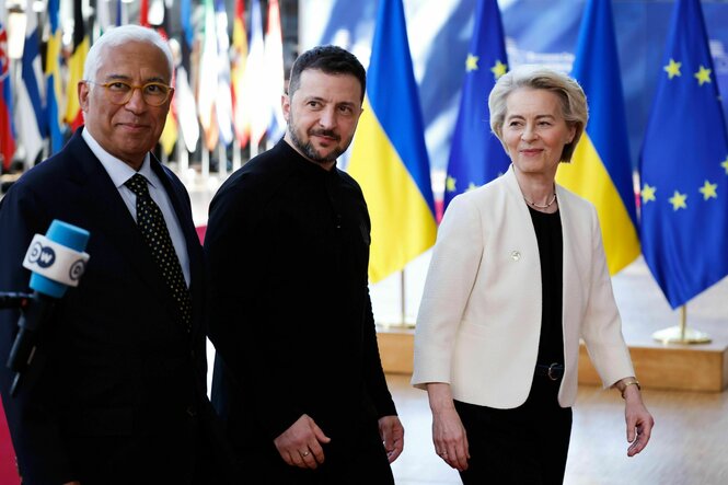 Costa, Selenskyj und von der Leyen vor der Presse.