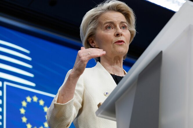 Ursula von der Leyen an einem Rednerpult