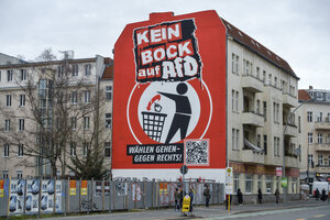 Eine Fassadengestaltung zur Bundestagswahl an einem Wohnhaus in berlin-neukölln