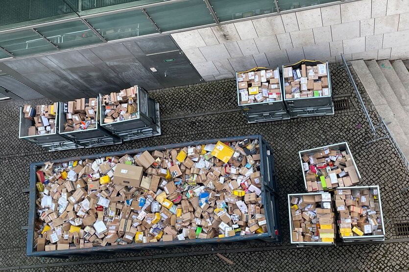 Randvolle Container mit Paketen in einem Hof