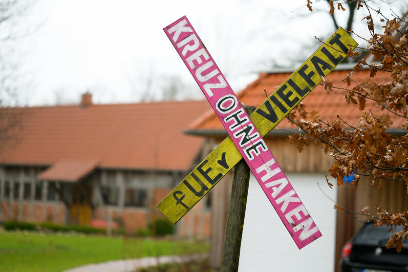 Zwei kreuzweise vernagelte Bretter mit der Aufschrift: "Kreuz ohne Haken, für Vielfalt"