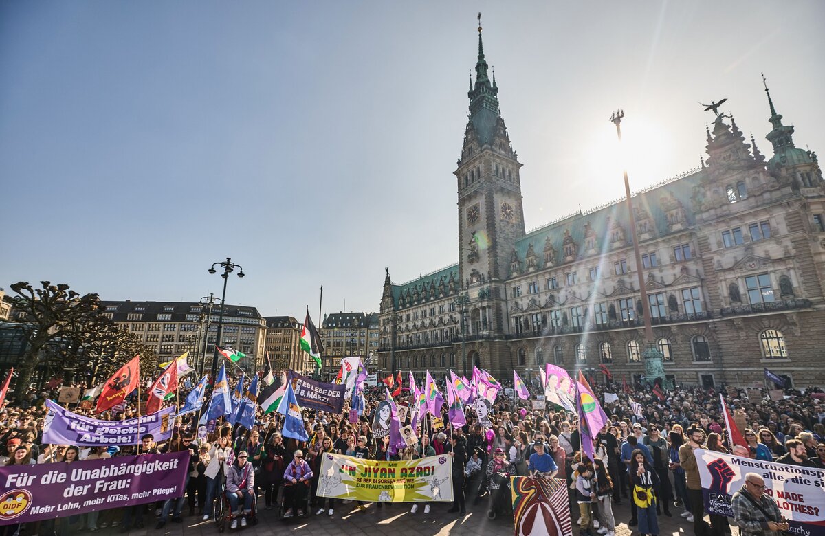 Protest am Frauentag: Tausende gehen in Berlin und Hamburg auf die Straße