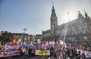 Ganz viele Menschen versammeln sich bei schönstem Sonnenschein vor dem Rathaus in Hamburg