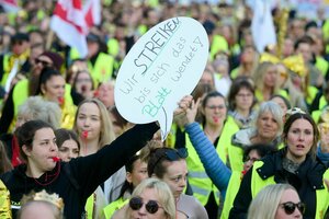 ?Wir streiken bis das Blatt sich wendet? steht auf dem Transparent einer Teilnehmerin einer Kundgebung vor dem Klinikum Dortmund