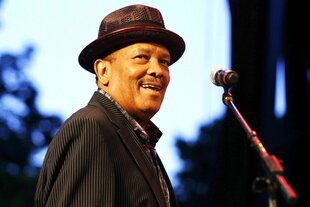 Roy Ayers steht lächelnd auf der Bühne