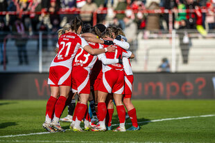 Frauen in Fußball-Outfit umarmen sich: Torjubel bei Union nach dem 1:0 am 16. Februar gegen Nürnberg