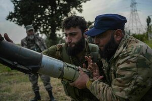 Syrische Armeekräfte bereiten eine Rakete für den Kampf gegen Anhänger des gestürzten syrischen Präsidenten al-Assad vor.