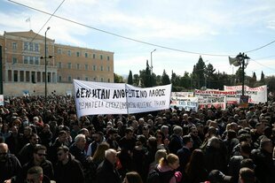 „Es war kein menschliches Versagen“ heißt es auf den Bannern der Massenproteste, hier vor dem Parlament in Athen