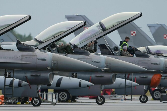 Piloten bereiten sich in den Cockpits ihrer Kampfjets auf den Flug während eines Nato-Luftwaffen-Manövers vor.