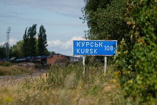 Ein Schild mit der Aufschrift "Kursk 108 km" steht an der russisch-ukrainischen Grenze