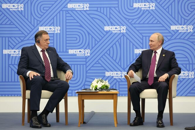 Dodik und Putin sitzen an einem kleinen Tisch