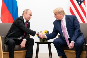 Putin und Trump reichen einander die Hände