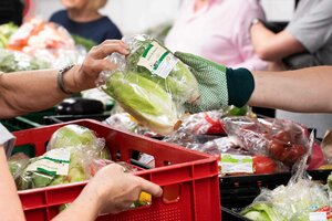 Mitarbeiterinnen der Tafel bei der Lebensmittelausgabe