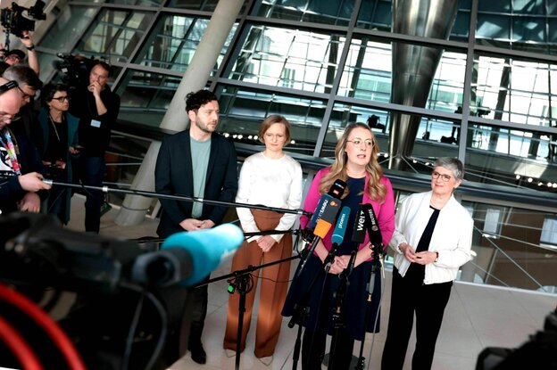 Pressestatement der vier führenden Grünen sie stehen im Bundestag vor Mikrofonen