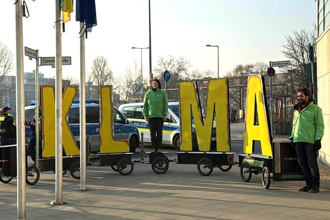 Greenpeace-Aktivisten demonstrieren mit dem Schriftzug «Klima» vor dem Konrad-Adenauer-Haus in Berlin