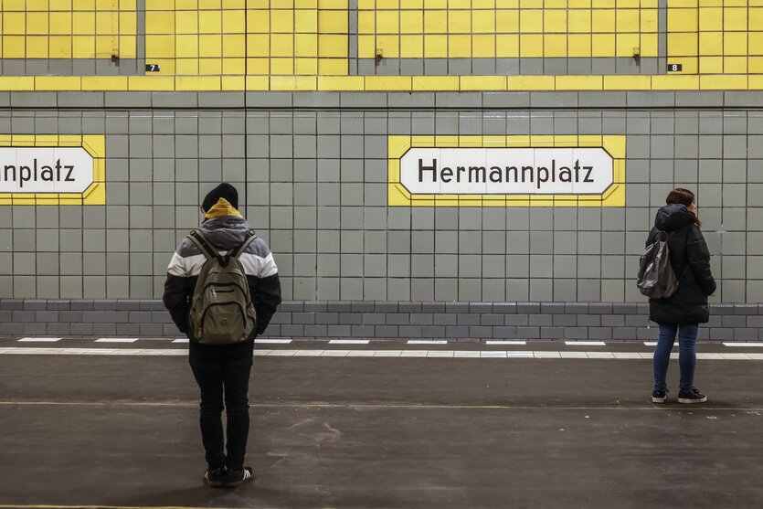 Fahrgäste in der U-Bahn Station Hermannplatz warten auf die U-Bahn