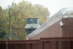 Mauern und ein Turm der Justizvollzugsanstalt Moabit, aufgenommen in der Rathenower Straße.