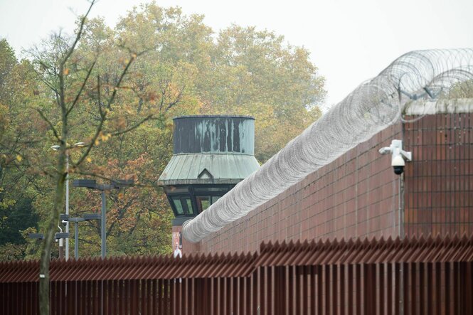 Mauern und ein Turm der Justizvollzugsanstalt Moabit, aufgenommen in der Rathenower Straße.