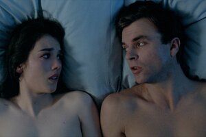 Isabelle Adjani und Sam Neill liegen nebeneinander im Bett