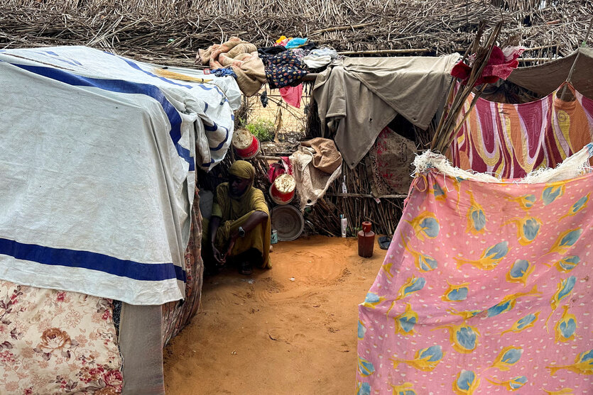 Eine vertriebene sudanesische Frau ruht sich in einer Unterkunft im Lager Zamzam in Nord-Darfur, Sudan, aus