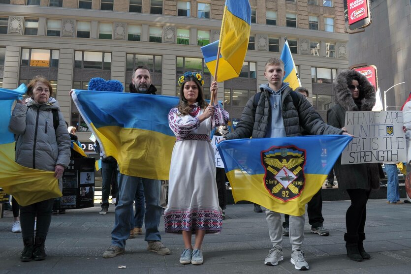 Pro-Ukraine-Demonstranten halten ukrainische Fahnen bei einer Kundgebung am Times Square, New York