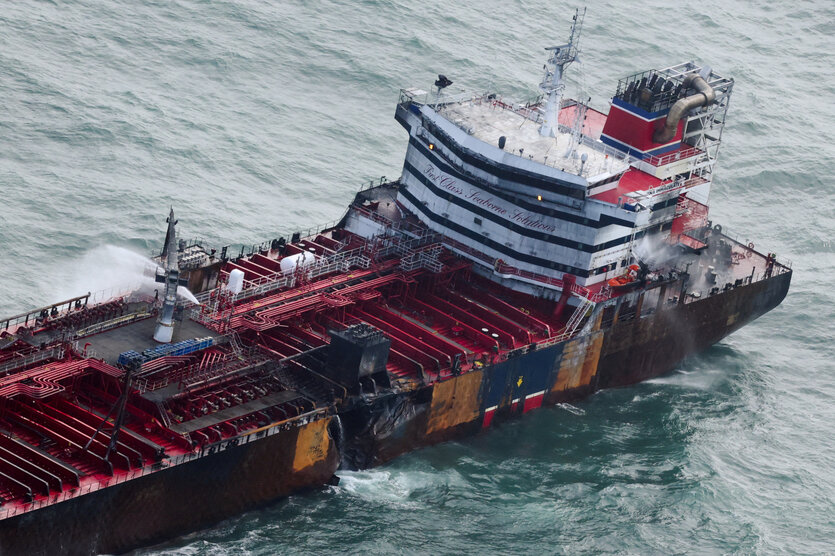 Die Folgen des Zusammenstoßes zwischen einem Containerschiff und einem Öltanker