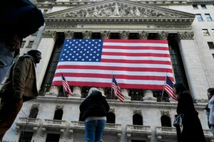 Eine US-Flagge hängt am Gebäude der New Yorker Börse in New York