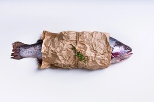 Ein in papier eingewickelter Fisch