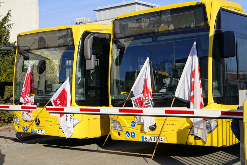 Zwei BVG-Busse mit Verdi-Fahnen