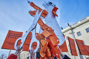 Gewerkschaften und Hochschulmiterbeitende haben aus Protest gegen die Sparvorabe des Berliner Senats eine 