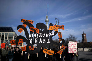 Gewerkschaften und Hochschulmiterbeitende haben aus Protest gegen die Sparvorabe des Berliner Senats eine 