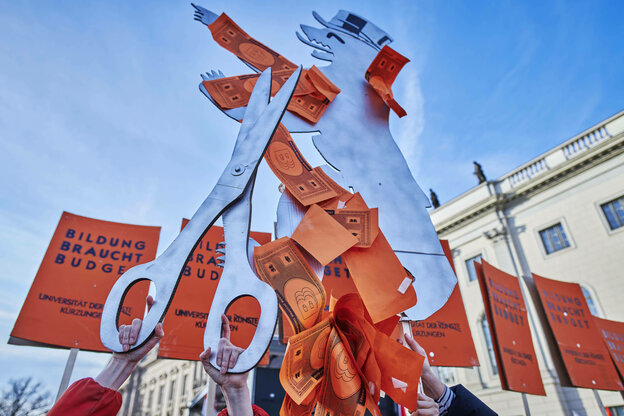 Gewerkschaften und Hochschulmiterbeitende haben aus Protest gegen die Sparvorabe des Berliner Senats eine 