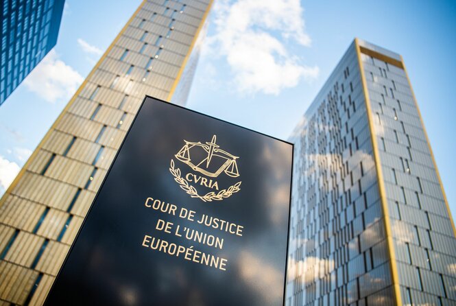 in Schild mit der Aufschrift «Cour de Justice de l'union Européene» steht vor dem Europäischen Gerichtshof im Europaviertel