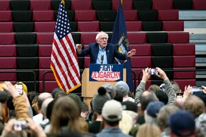 Bernie Sanders hinter einem Rednerpult mit der Aufschrift 