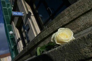 Eine Blume liegt auf der Treppe zum Dessauer Polizeirevier