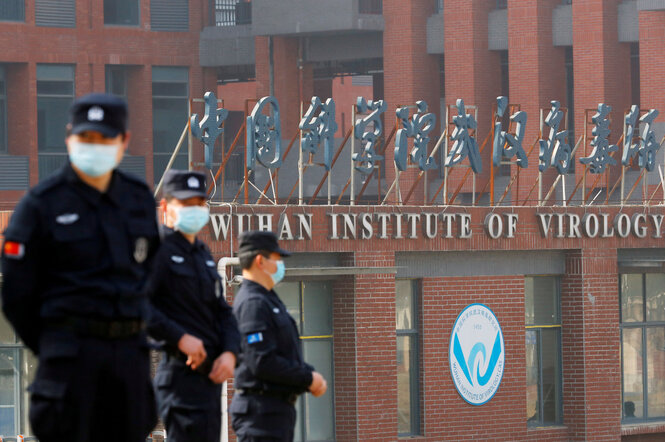 Sicherheitspersonal hält Wache vor dem Wuhan Institute of Virology während des Besuchs des Teams der Weltgesundheitsorganisation (WHO), das die Ursprünge der Coronavirus-Krankheit (COVID-19) untersuchen soll, in Wuhan, Provinz Hubei, China, 3. Februar 2021