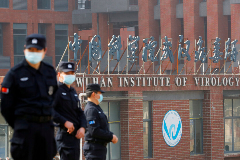 Sicherheitspersonal hält Wache vor dem Wuhan Institute of Virology während des Besuchs des Teams der Weltgesundheitsorganisation (WHO), das die Ursprünge der Coronavirus-Krankheit (COVID-19) untersuchen soll, in Wuhan, Provinz Hubei, China, 3. Februar 2021