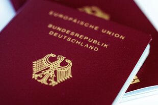 Nahaufnahme von zwei biometrischen deutschen Reisepässen mit der Aufschrift ?Europäische Union - Bundesrepublik Deutschland - Reisepass - Passport - Passeport? und dem Bundesadler, dem Bundeswappen Deutschlands